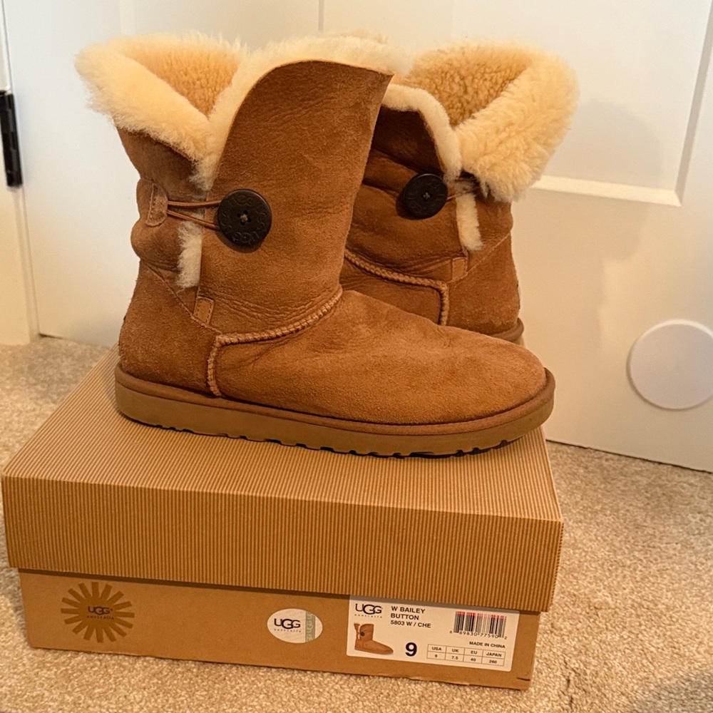 UGG Women’s Bailey Button